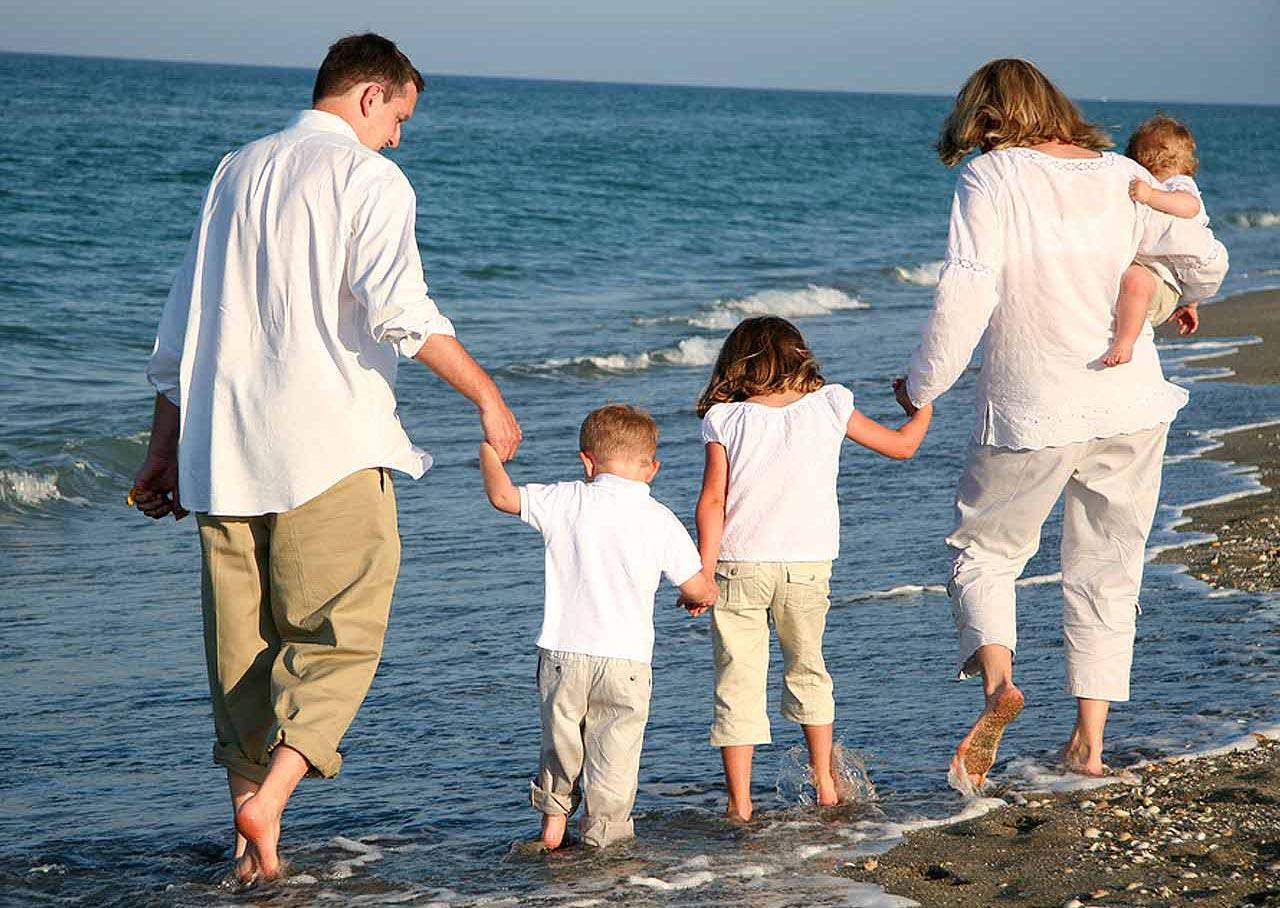 Отпуск многодетной маме. Счастливая семья. Счастливая семья трое детей. Счастливая семья с детьми на море. Дети на море с родителями.
